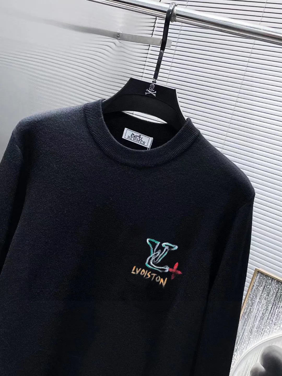 🅿️240 【LV Louis Vuitton】Autumn and winter classic round neck pullover sweater, in full condition! ! ! Wool blended fabric, the latest model in 2025, golden ratio! ! Slim-fitting soft gold, versatile and practical item, the combination and practicality are extremely powerful, simple and elegant, and classy! To create your own style, it is highly recommended to buy it in two colors. The standard slim fit tailoring process is suitable for both young and old men. It is knitted from wool and will not cause any discomfort! While keeping warm, it is stylish, textured and wearable, and the classic logo with contrasting colors on the chest feels in place! ! Recommended for regular customers! ! Size M-3XL (maximum wear: 190 pounds)